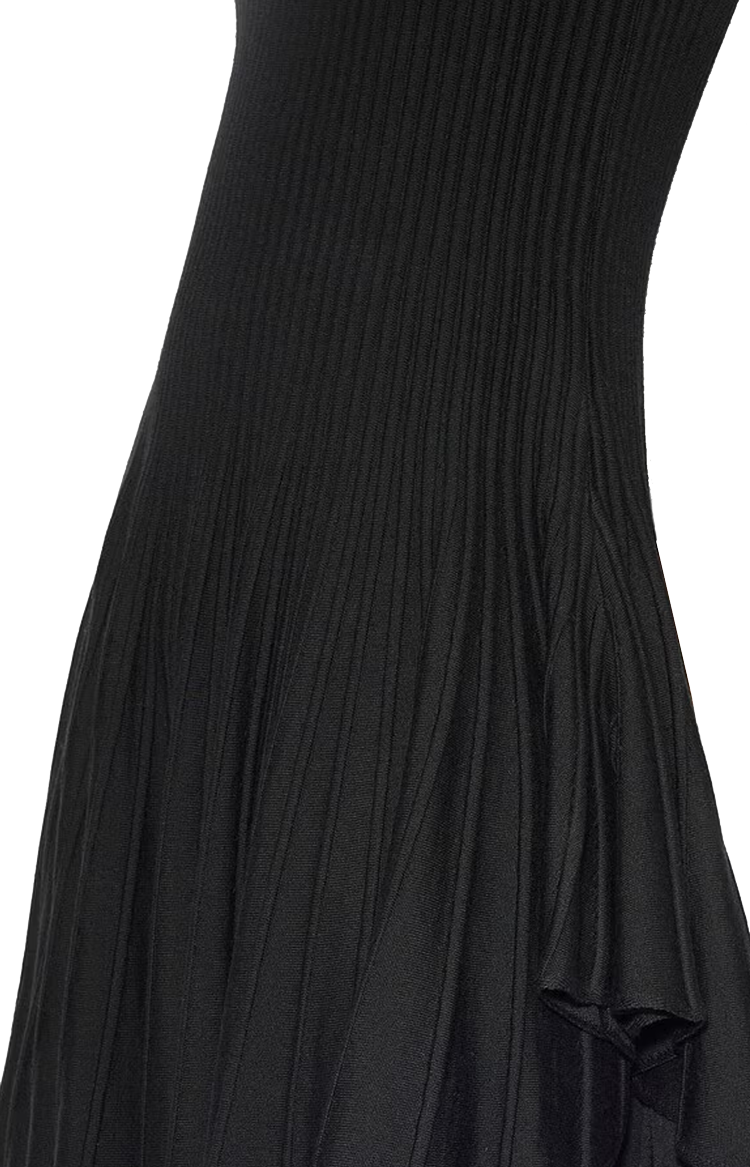 Sculpting Pointed Dress in Black