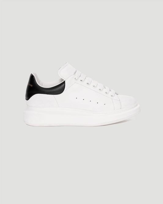 OVERSIZED SNEAKERS IN WHITE AND BLACK
