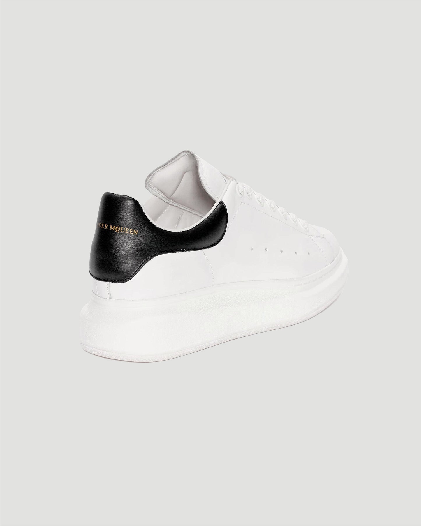 OVERSIZED SNEAKERS IN WHITE AND BLACK