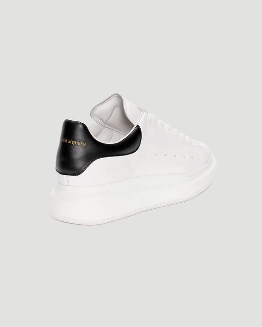 OVERSIZED SNEAKERS IN WHITE AND BLACK