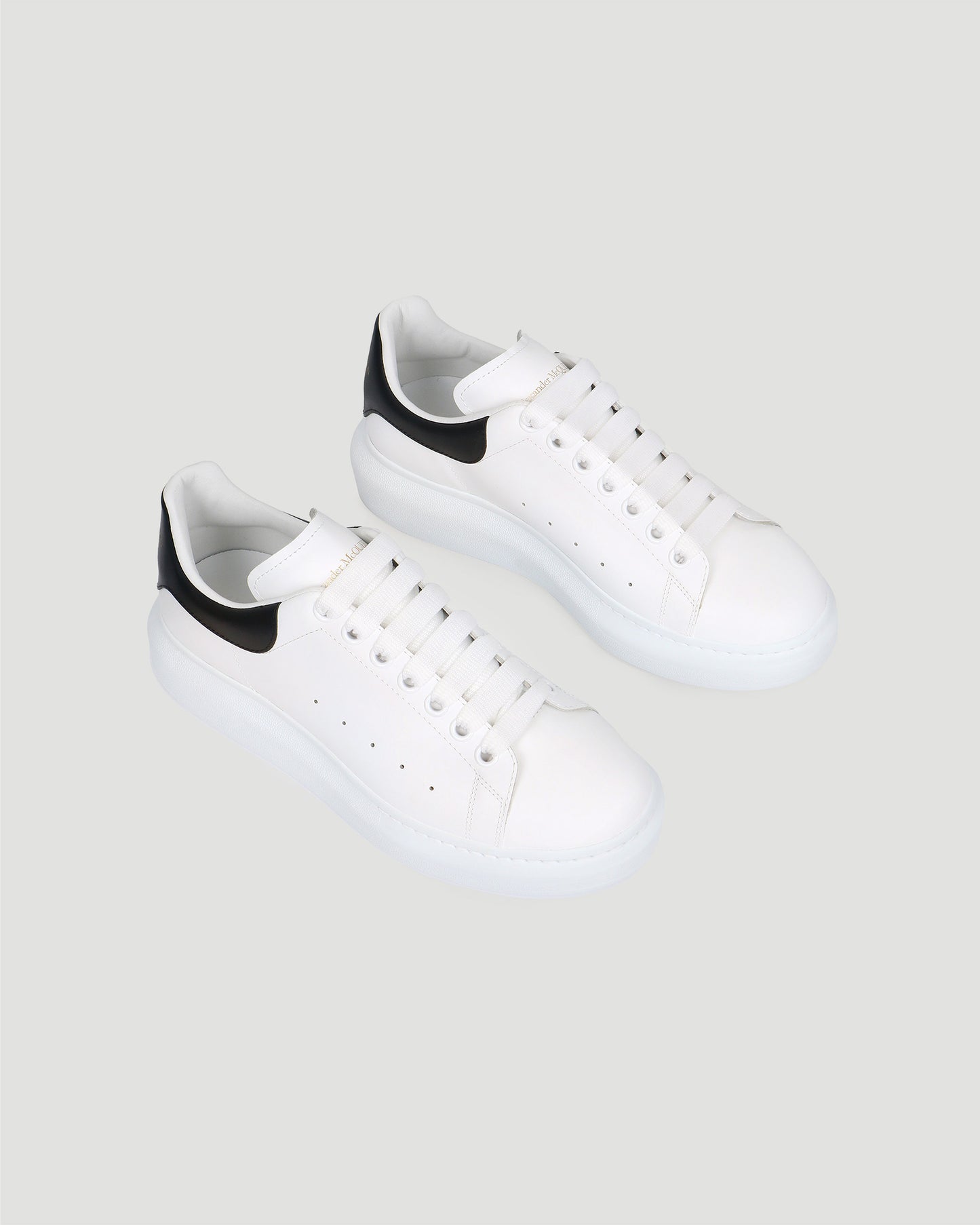 OVERSIZED SNEAKERS IN WHITE AND BLACK