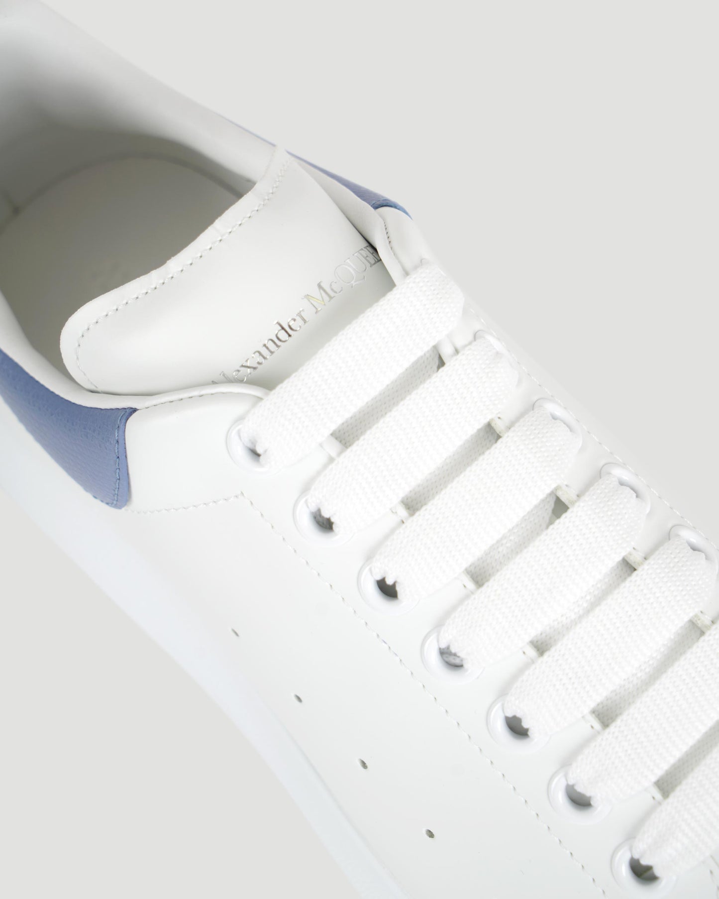 OVERSIZED SNEAKER IN WHITE AND BLUE