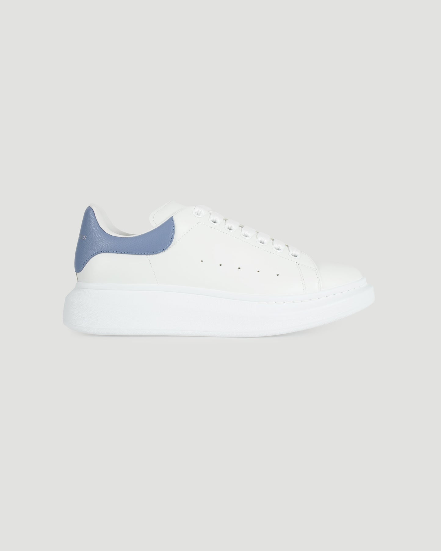 OVERSIZED SNEAKER IN WHITE AND BLUE