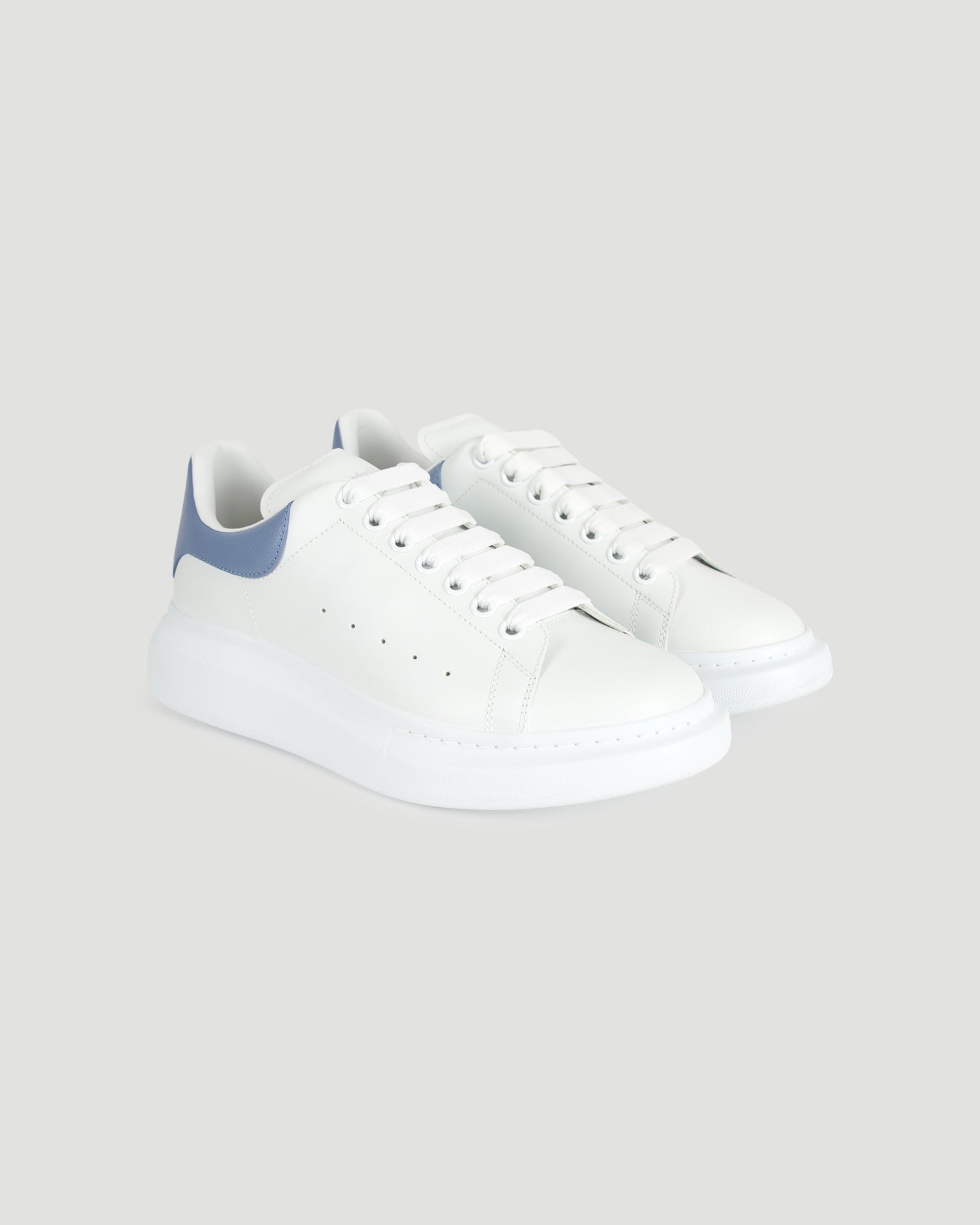OVERSIZED SNEAKER IN WHITE AND BLUE