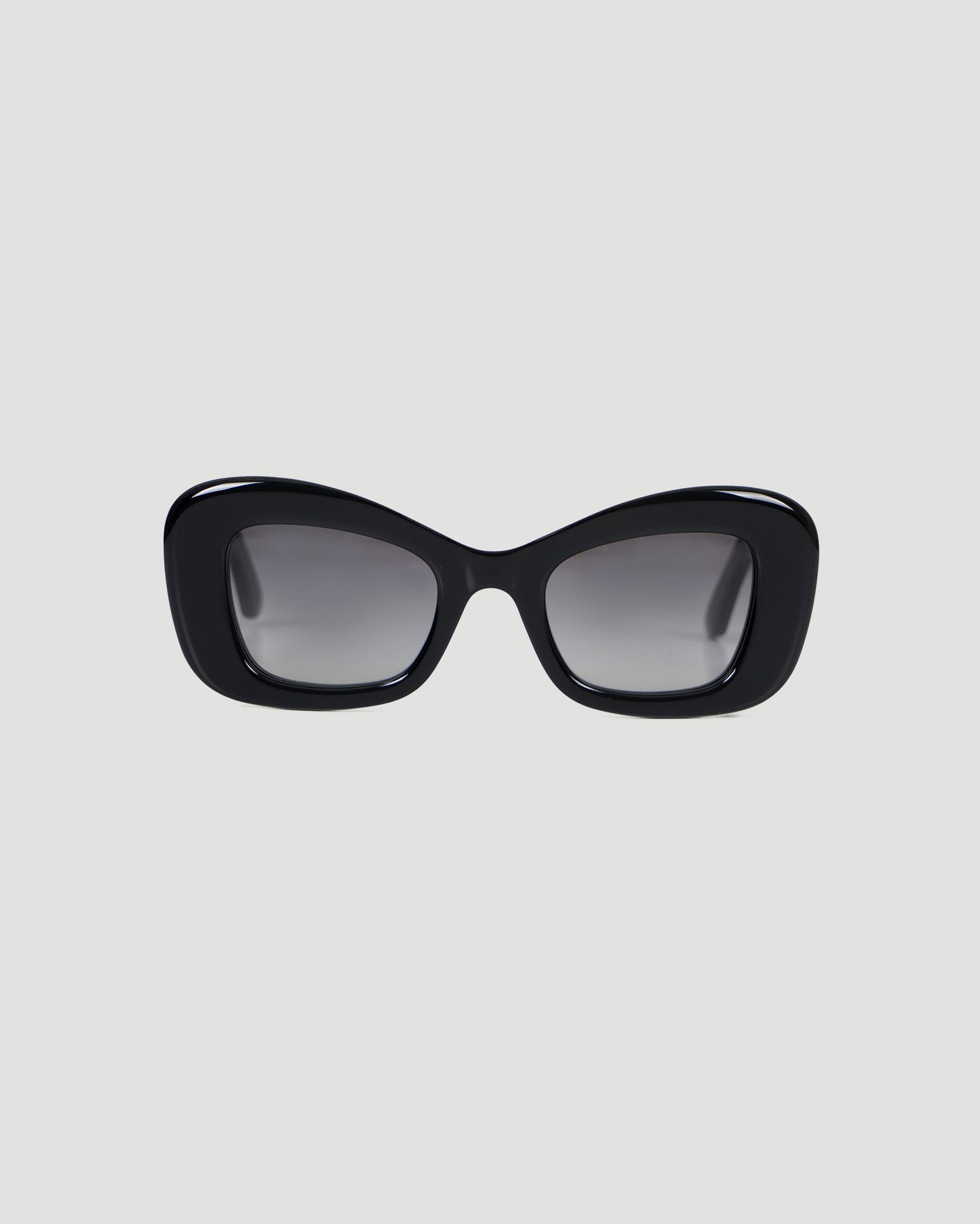 BOLD CAT-EYE SUNGLASSES IN BLACK