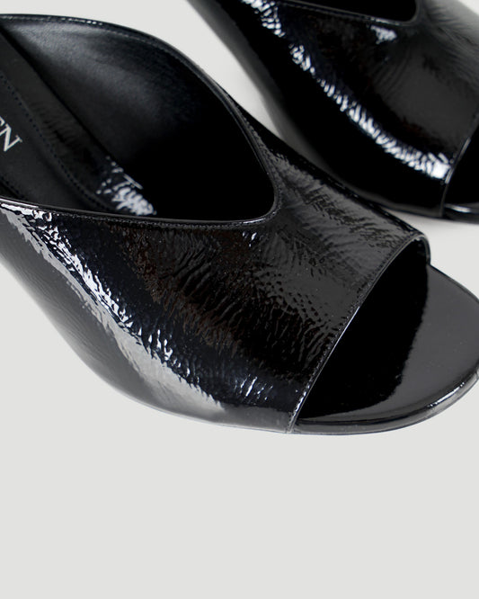 LEATHER MULE SANDALS IN BLACK