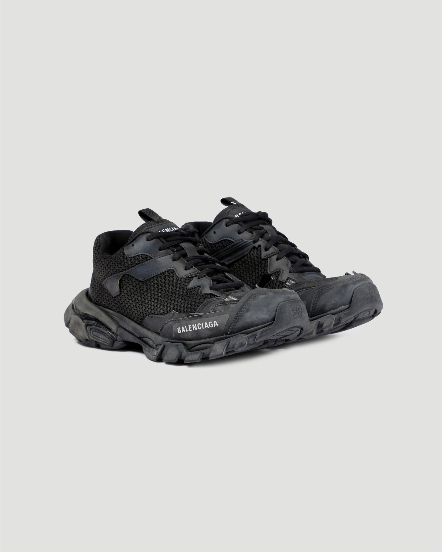 TRACK.3 TRAINERS IN BLACK