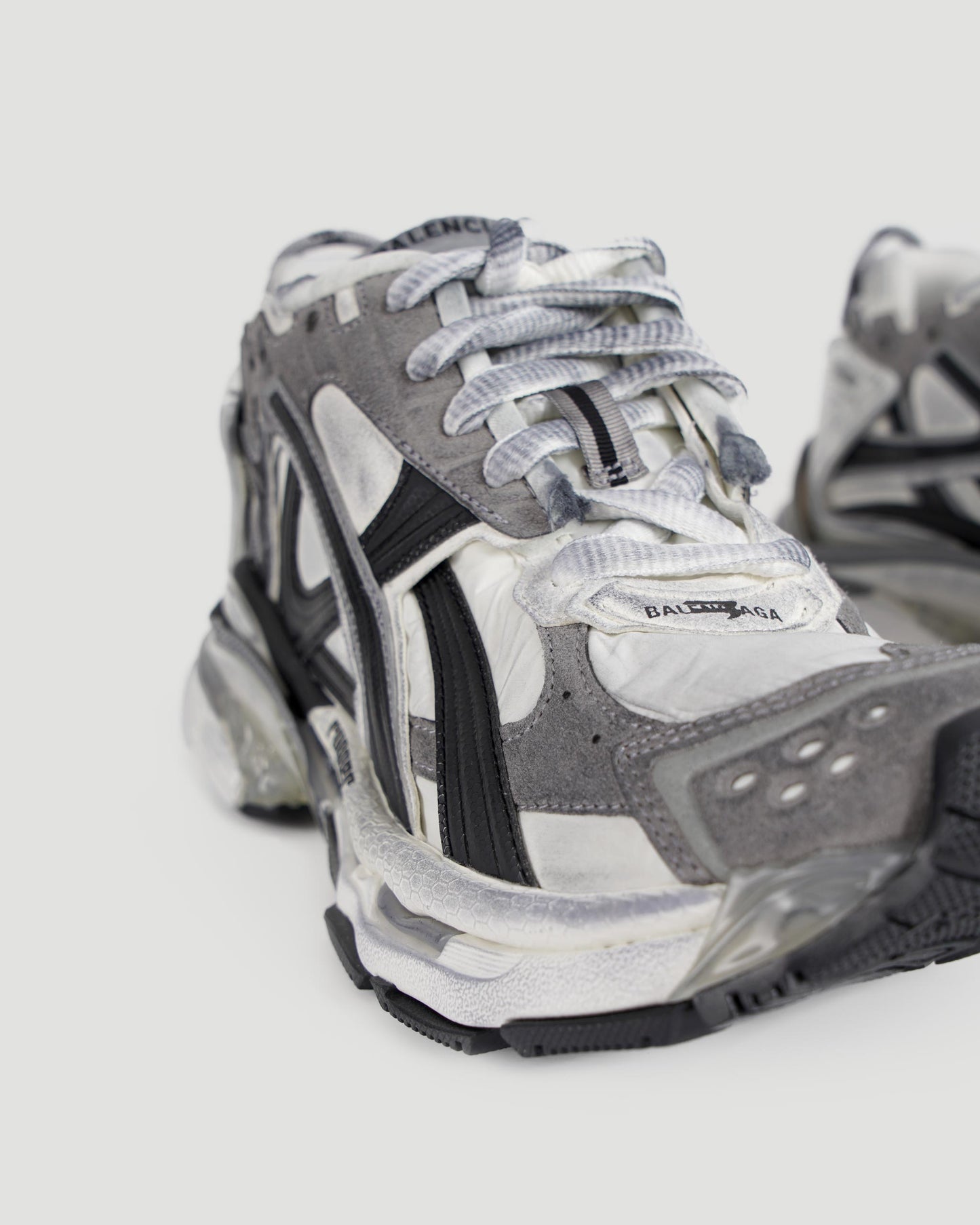 RUNNER SNEAKER IN GREY, WHITE AND BLACK