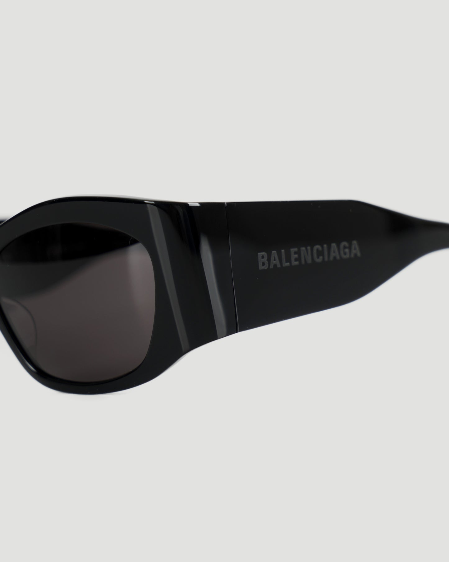 Cat-eye sunglasses in black