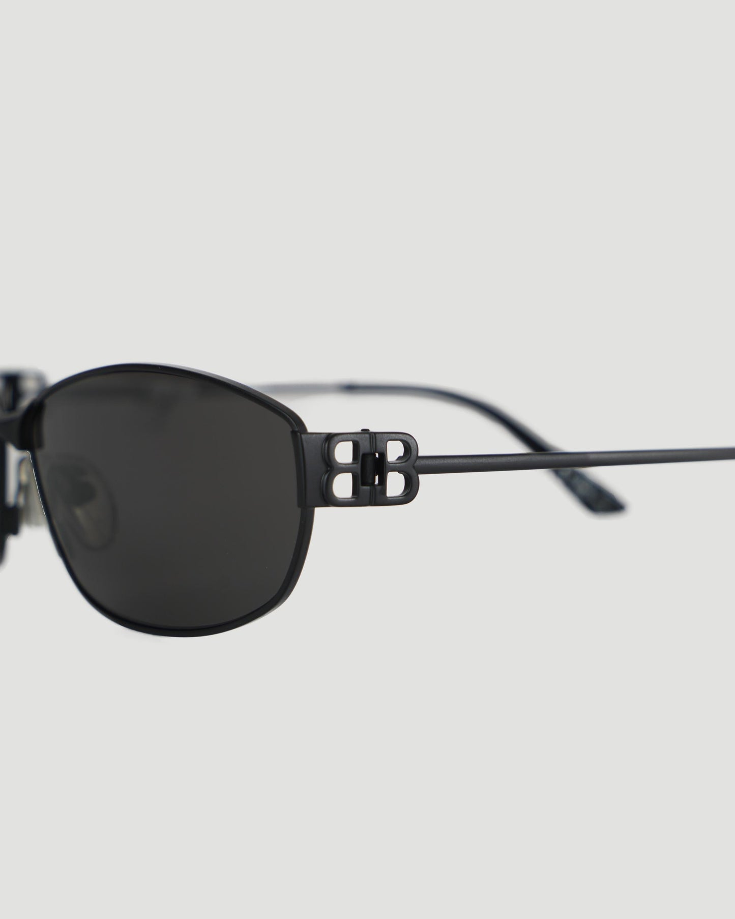 BLACK SUNGLASSES WITH LOGO