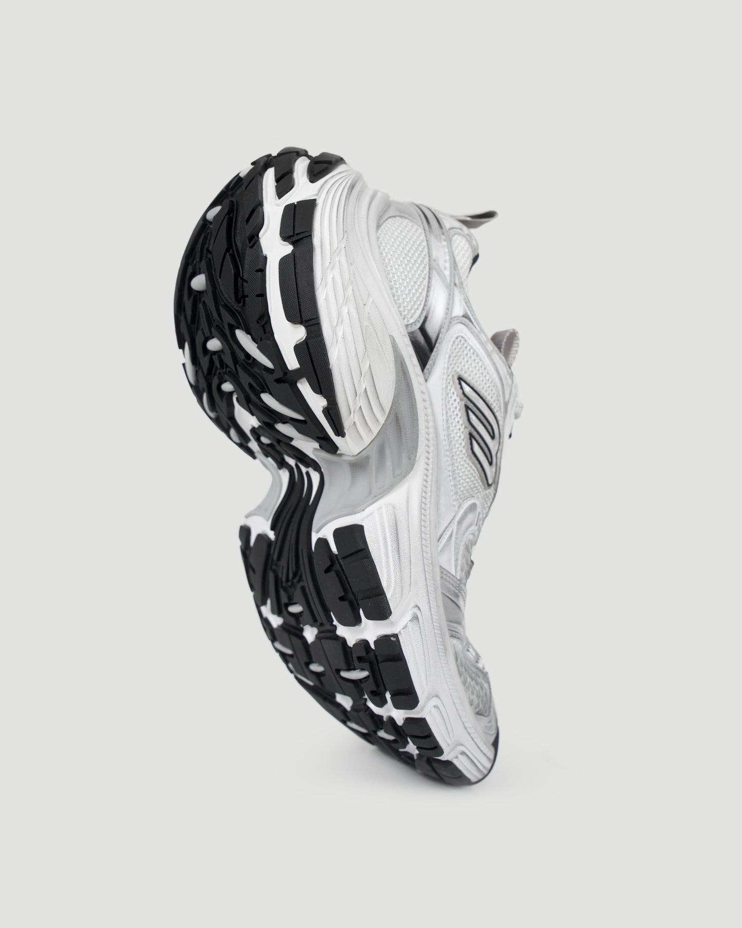 10XL SNEAKER IN WHITE & BLACK