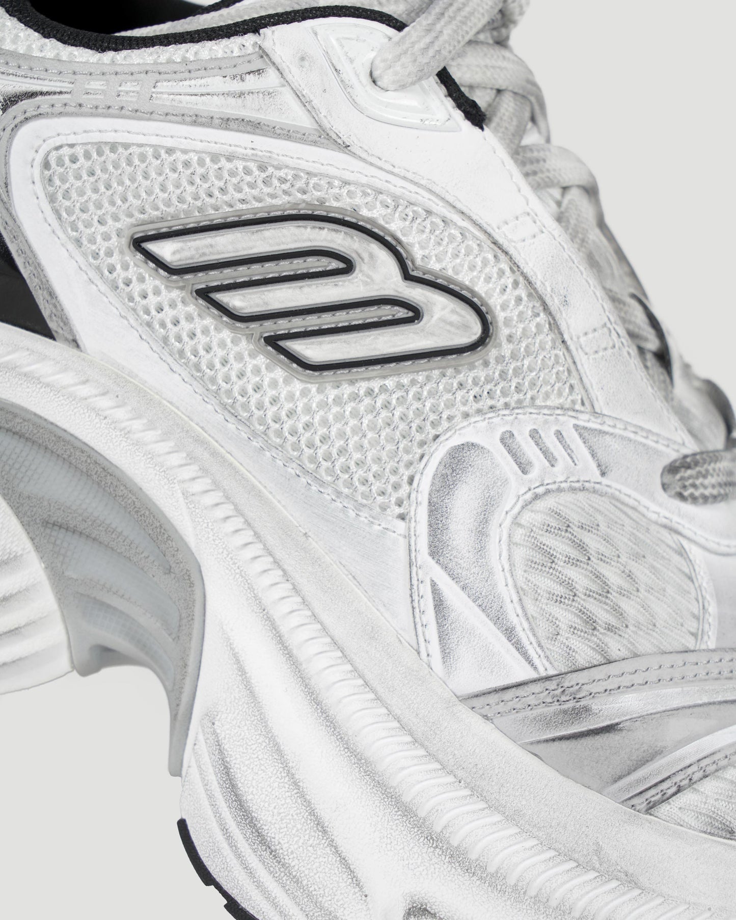 10XL SNEAKER IN WHITE & BLACK