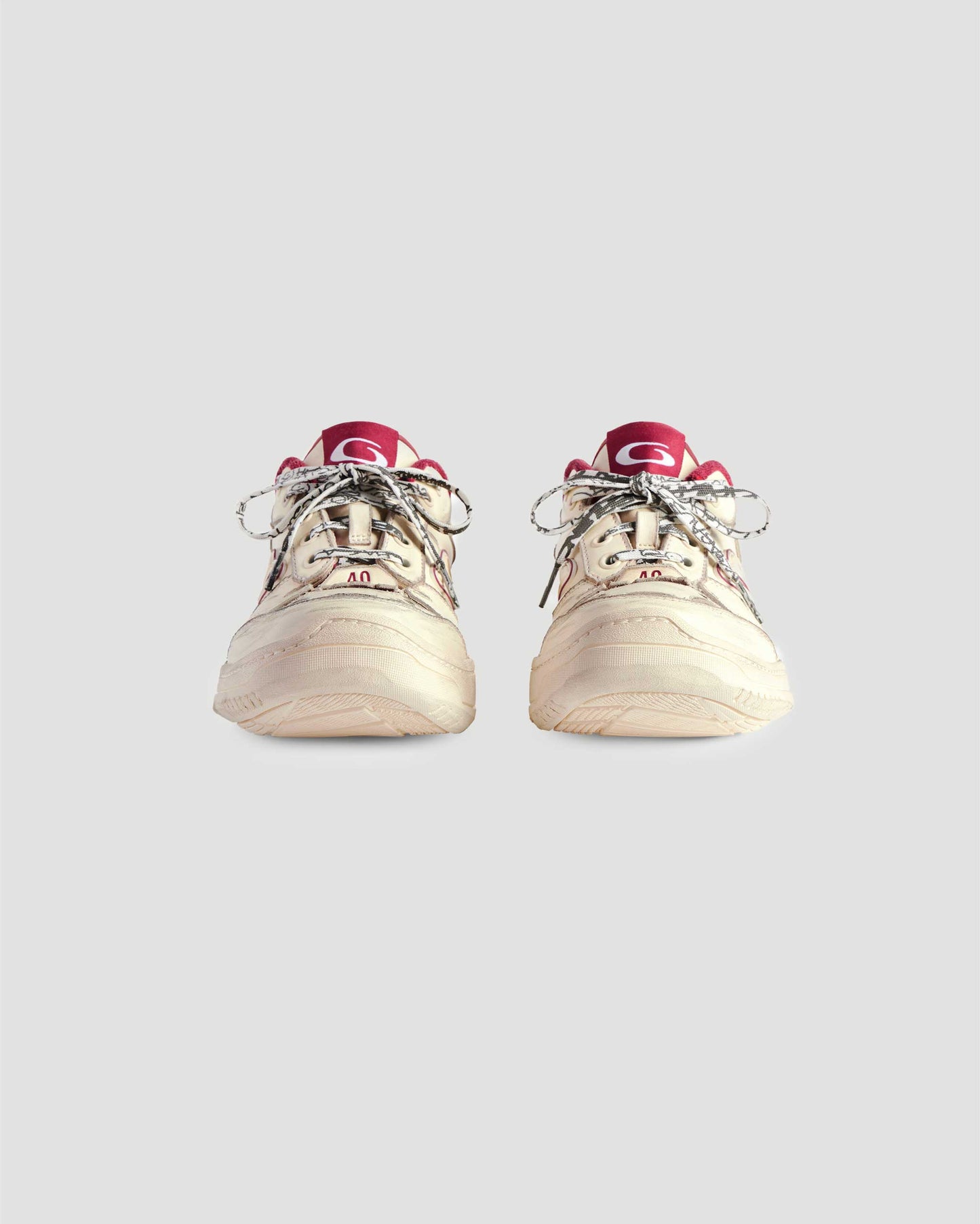 Hamptons Medium Worn-Out Sneaker in Off White And Red