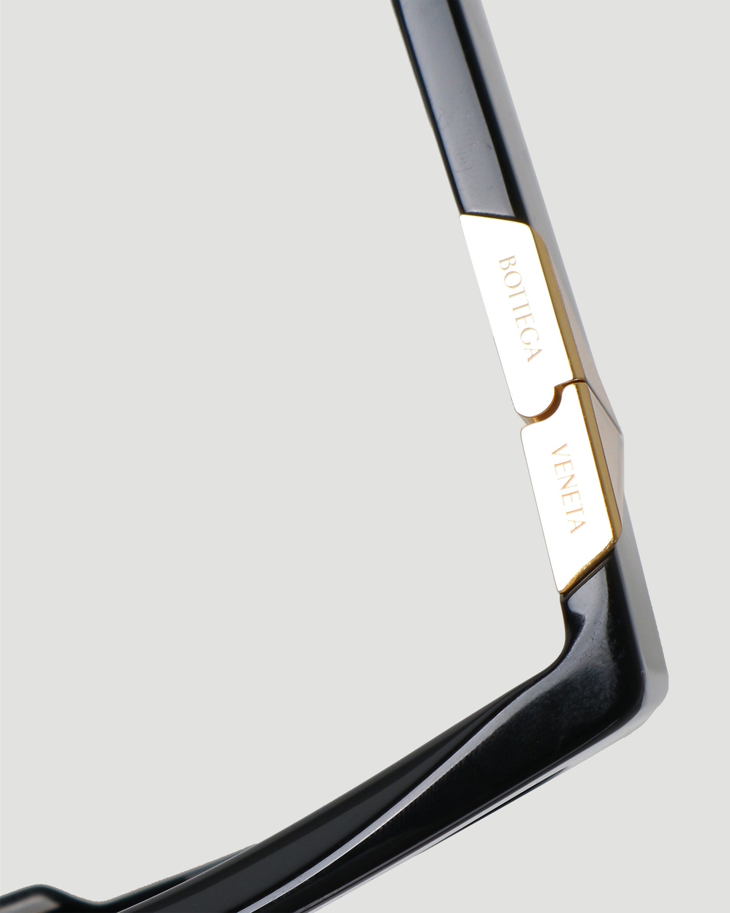 CAT-EYE SUNGLASSES IN BLACK