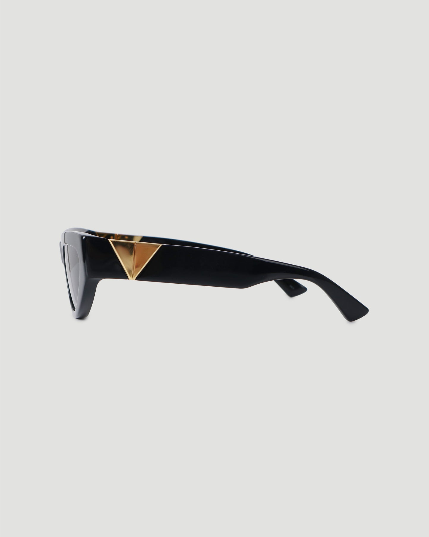 CAT-EYE SUNGLASSES IN BLACK