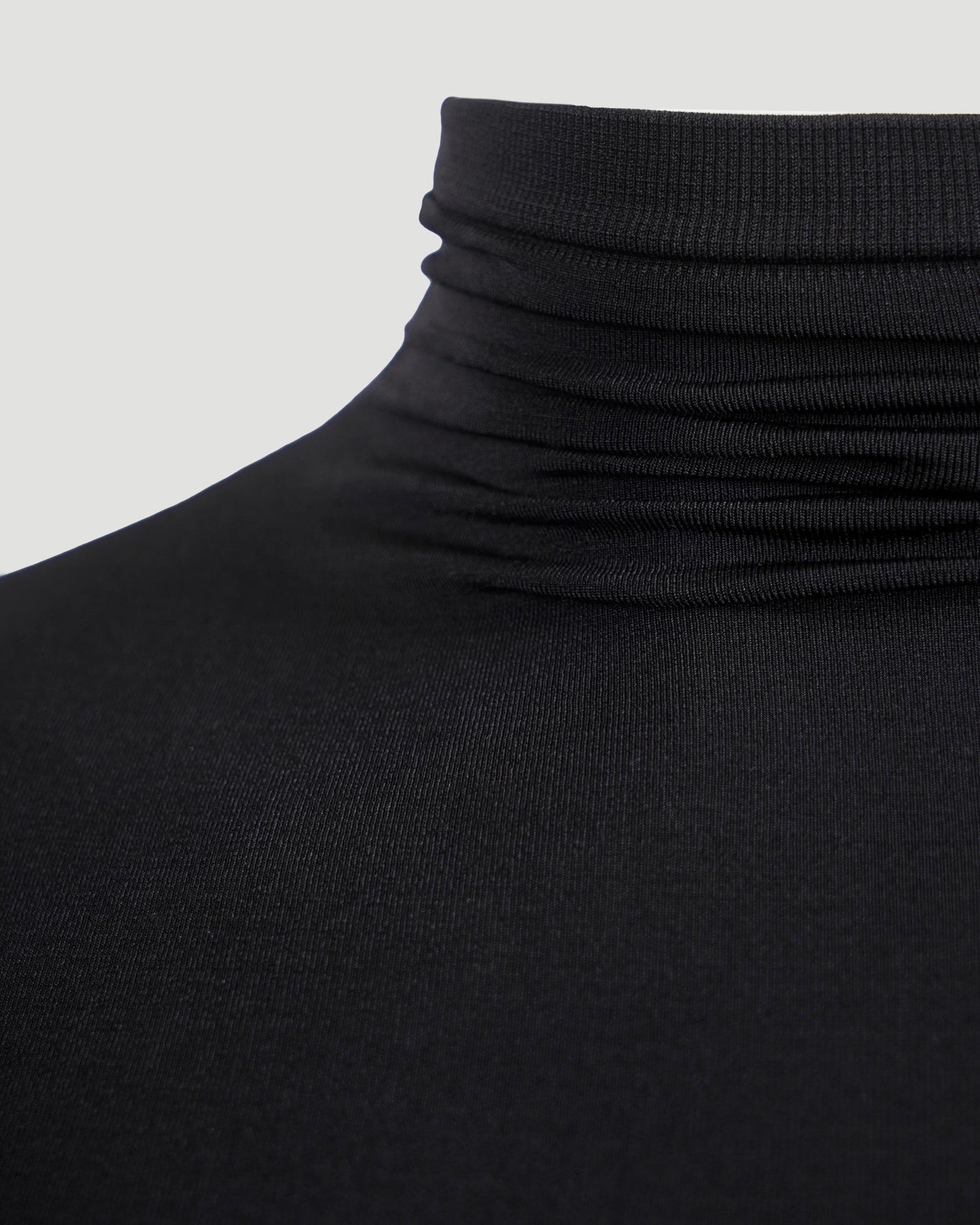 CROPPED TURTLENECK IN BLACK