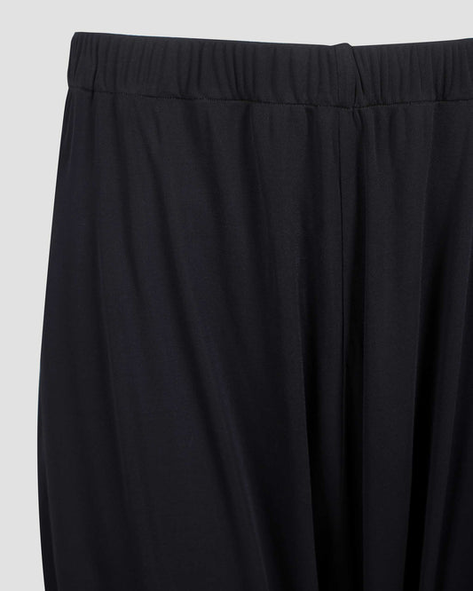 Nevia Pant in Black