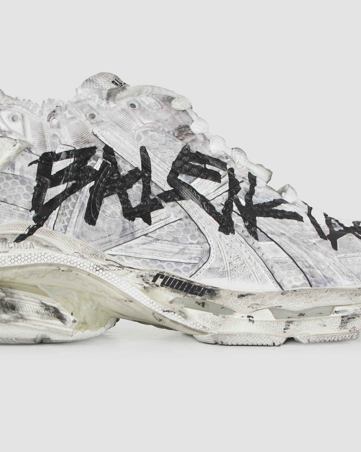 RUNNER GRAFFITI SNEAKER IN WHITE