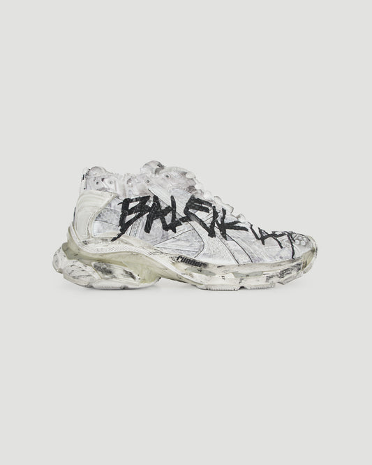 RUNNER GRAFFITI SNEAKER IN WHITE