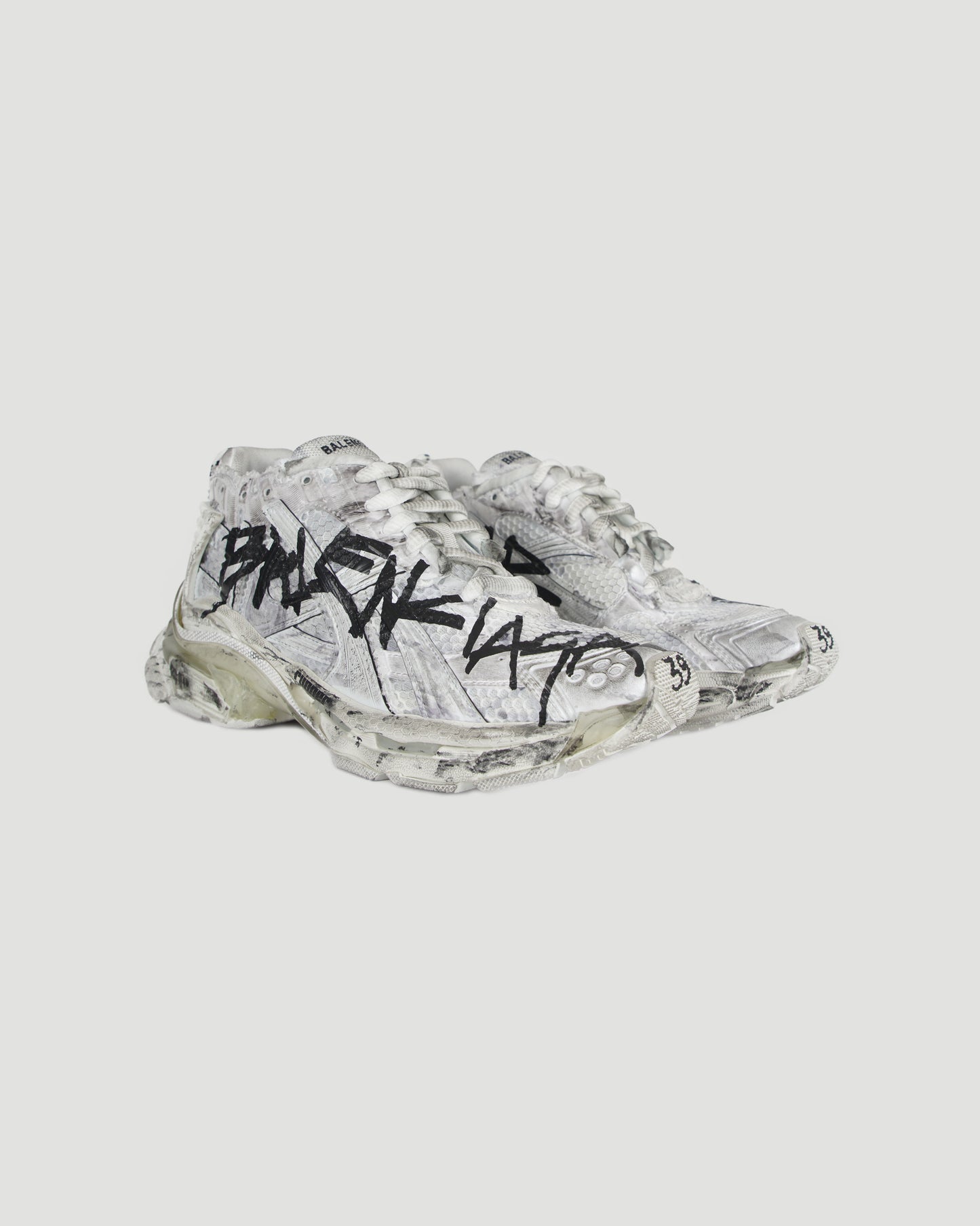 RUNNER GRAFFITI SNEAKER IN WHITE