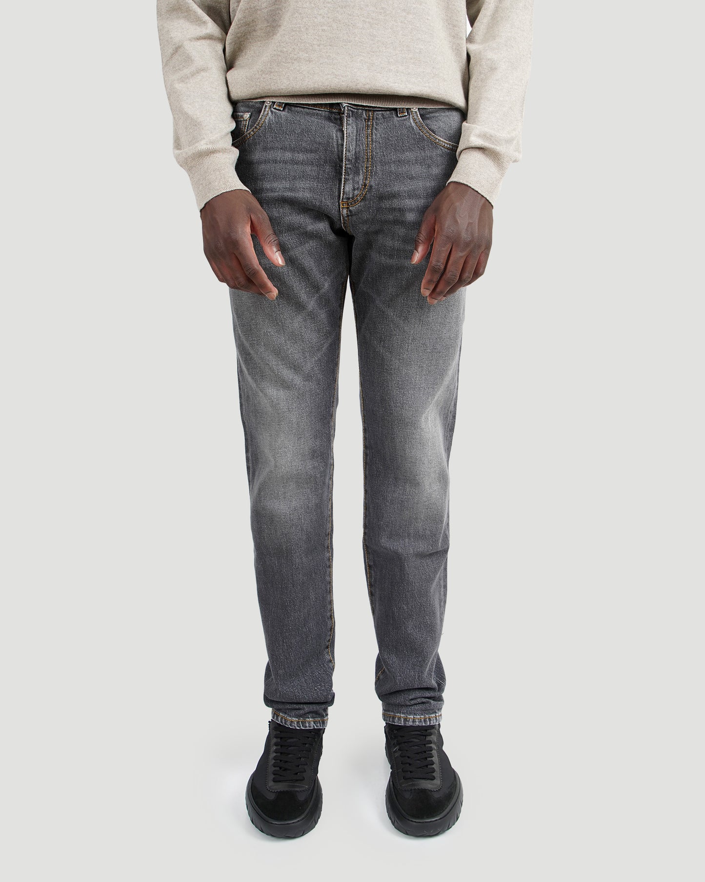 Straight Leg Jeans in Grey