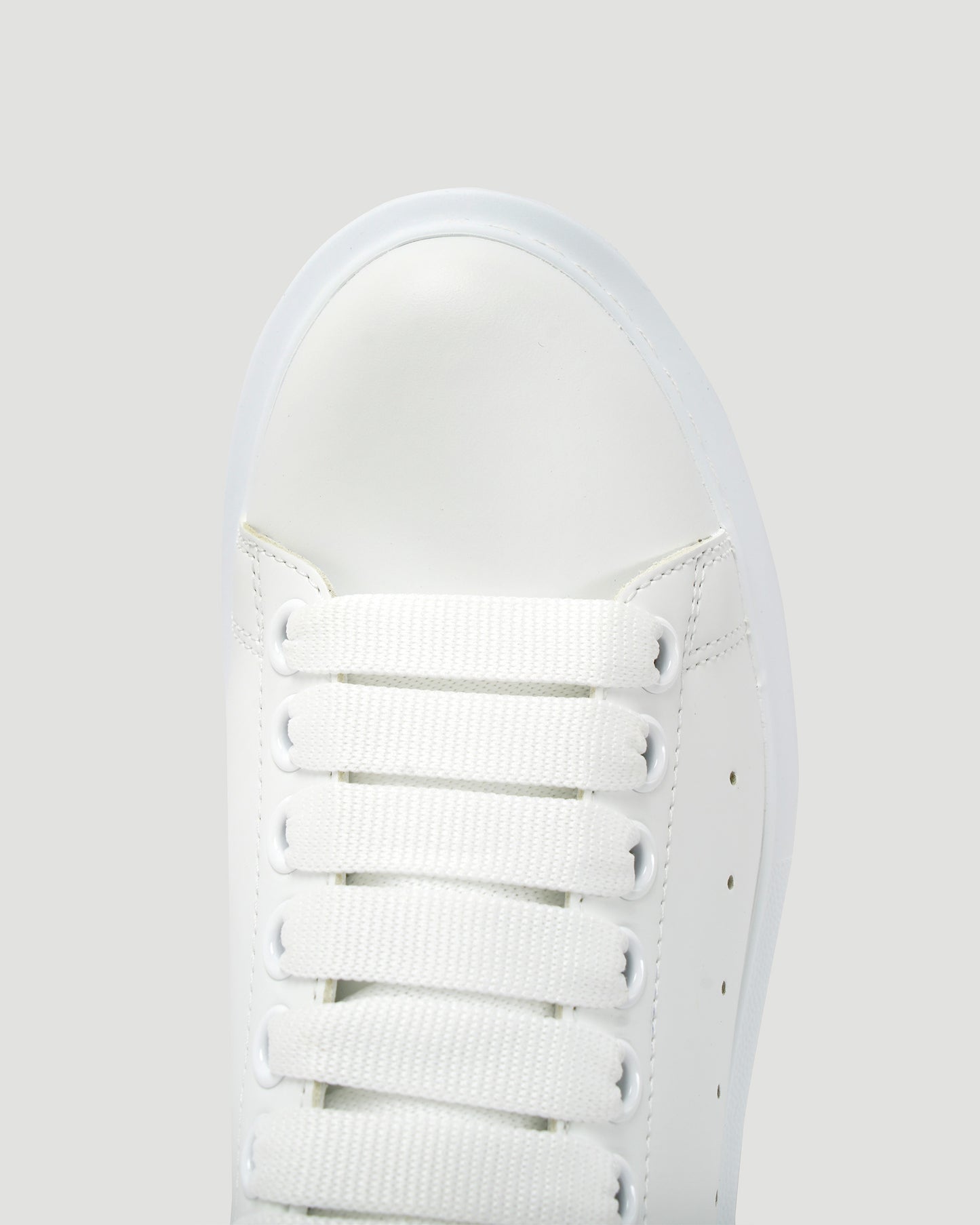 OVERSIZED SNEAKER IN WHITE AND SILVER