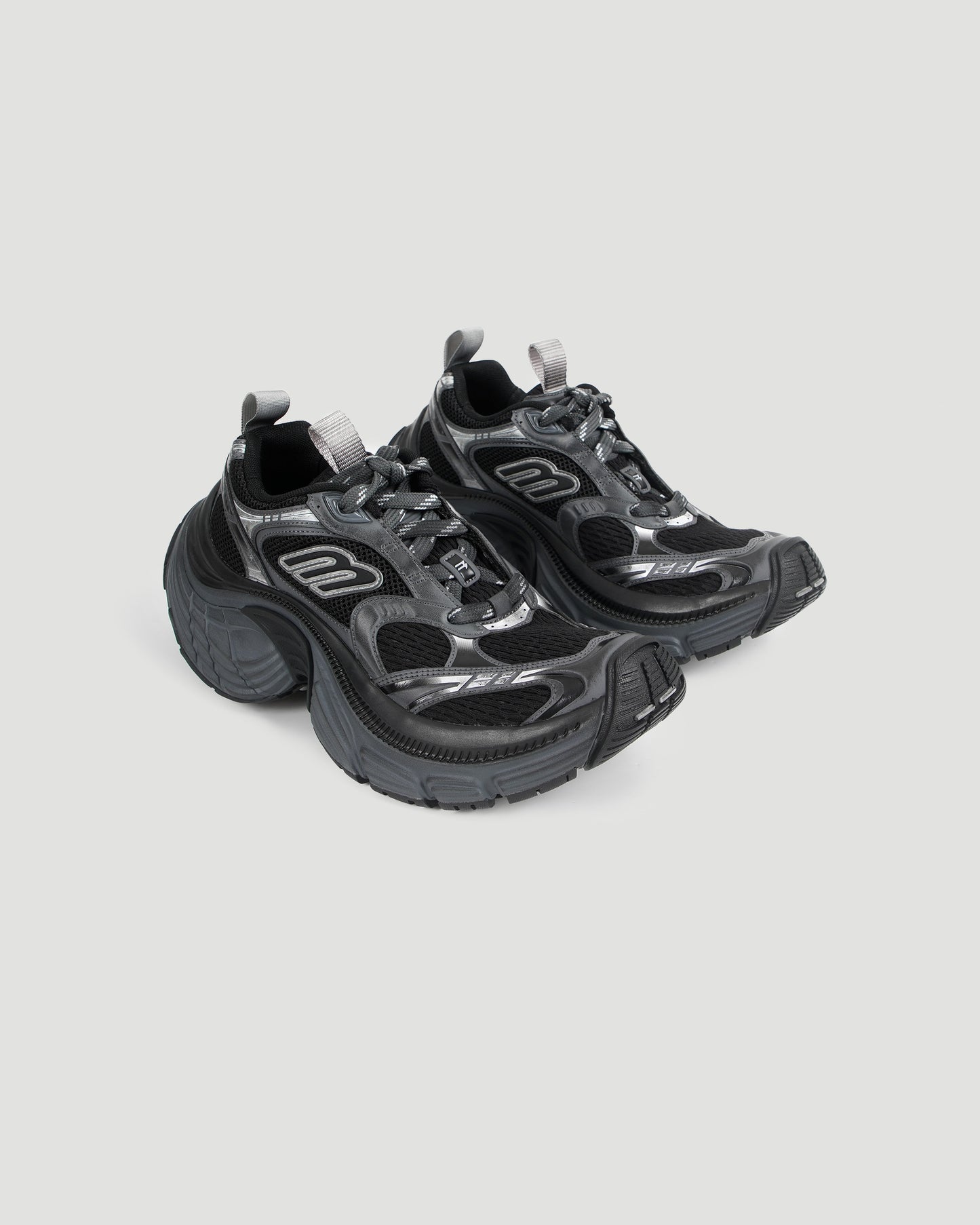 6XL Sneaker in Black and Grey