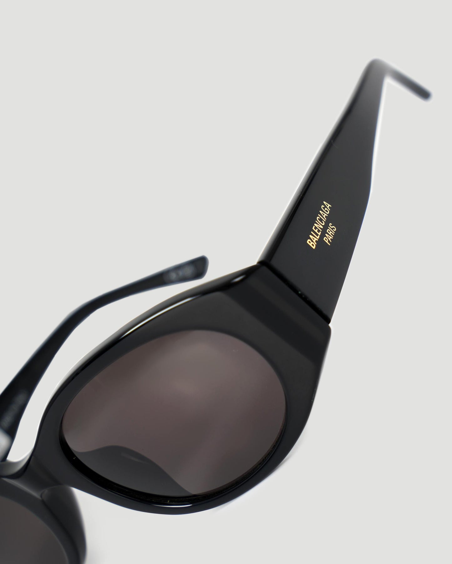 Tuesday Round Sunglasses in Black