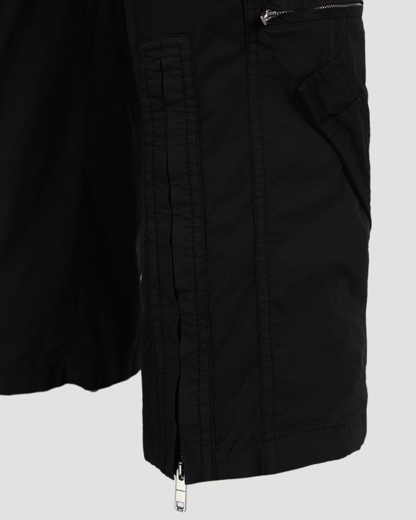 Pants in poplin with multi zipped pockets