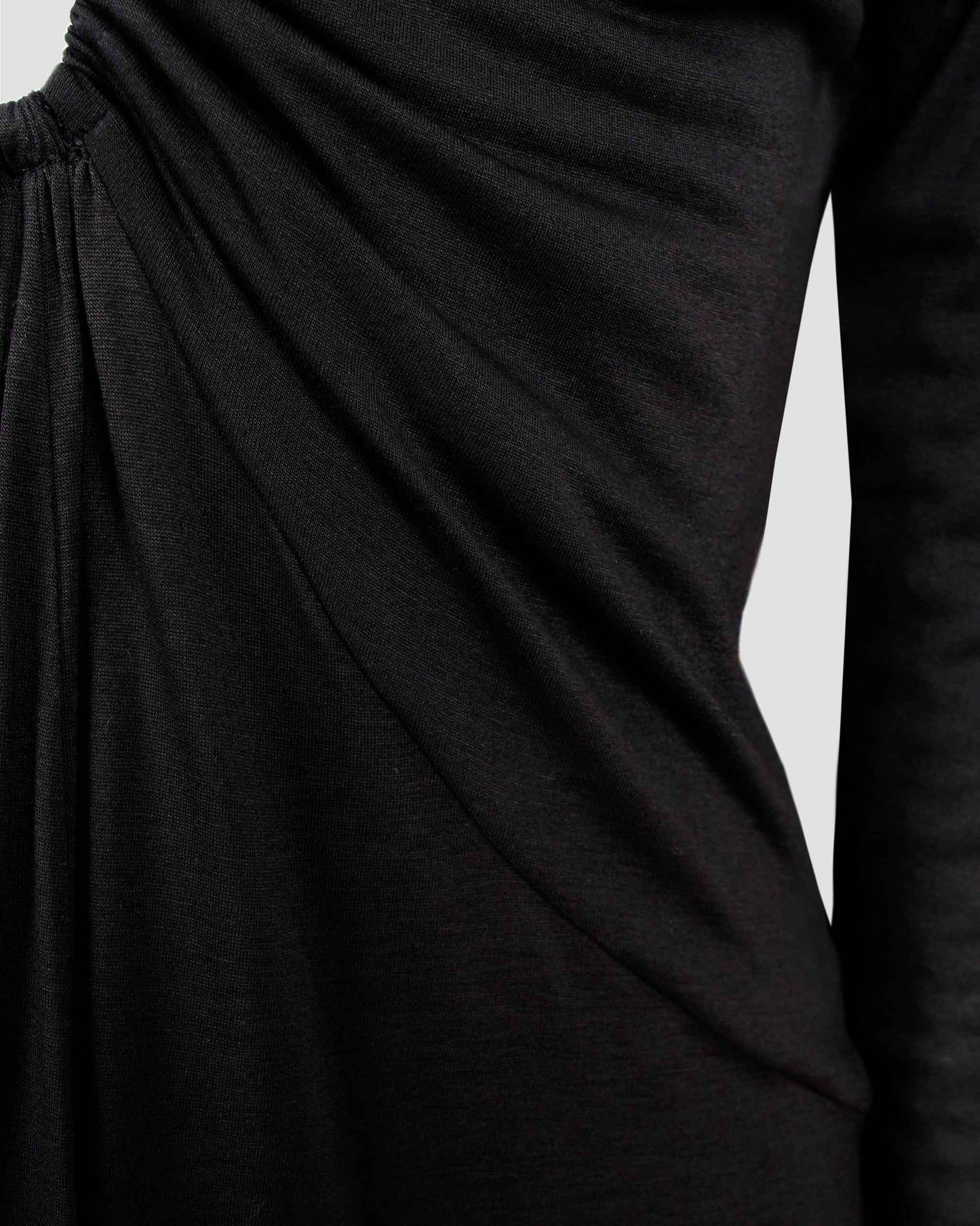 LONG SLEEVE DRESS IN BLACK