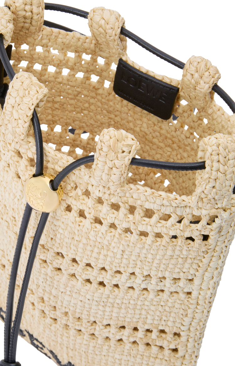 Drawstring pocket in raffia