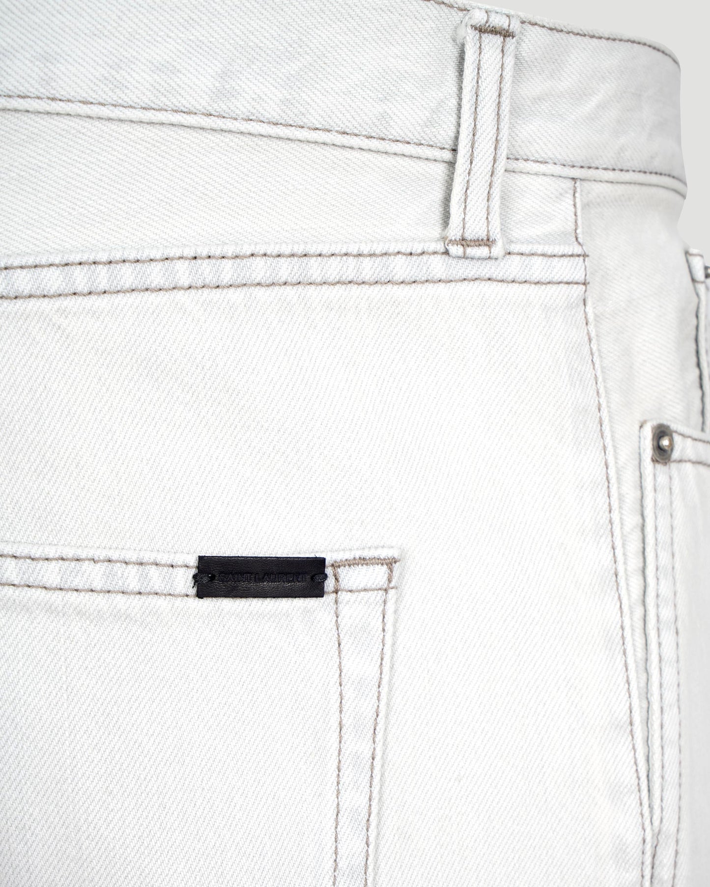 RELAXED-FIT SHORTS IN WHITE