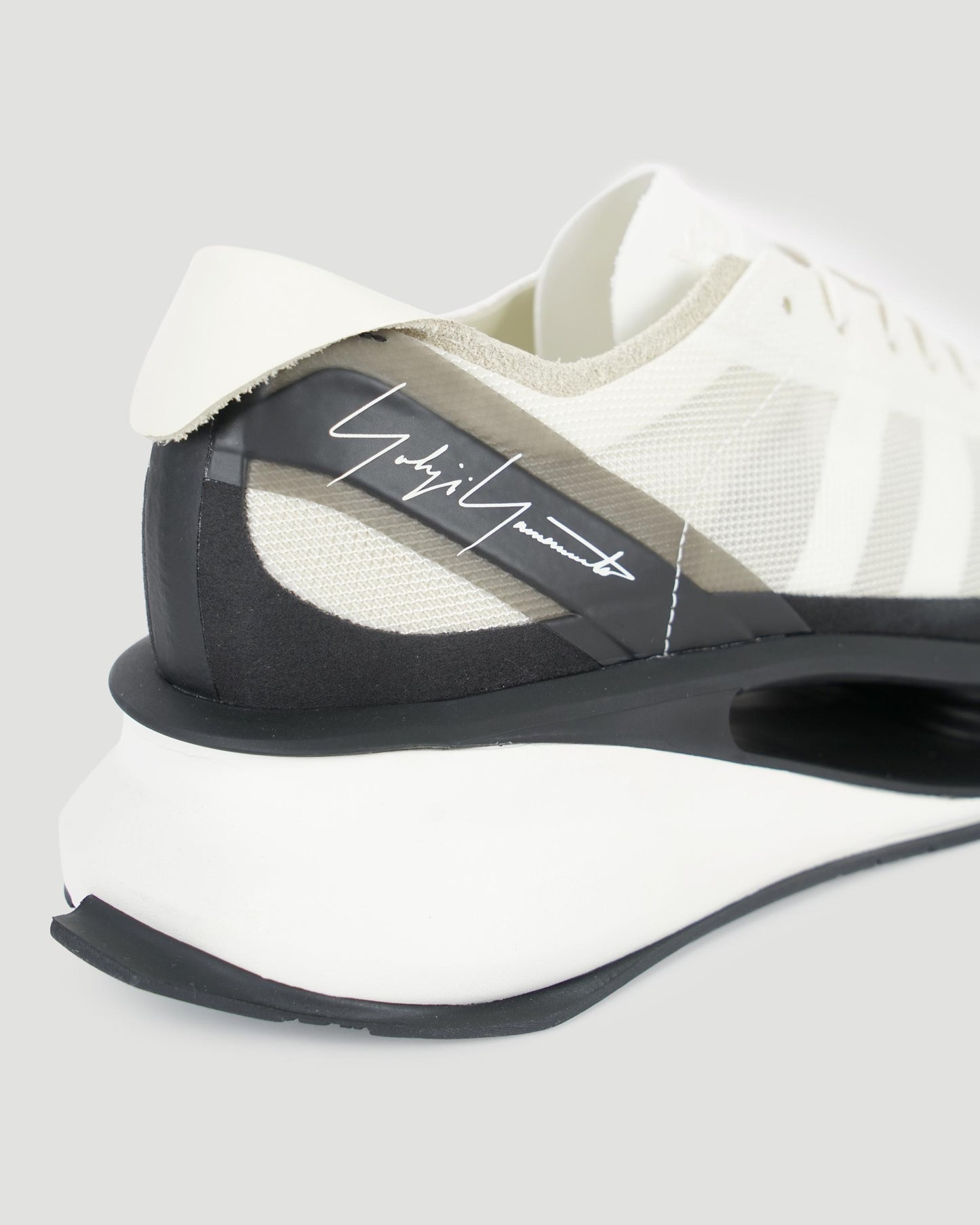 Gendo Run trainers white and black