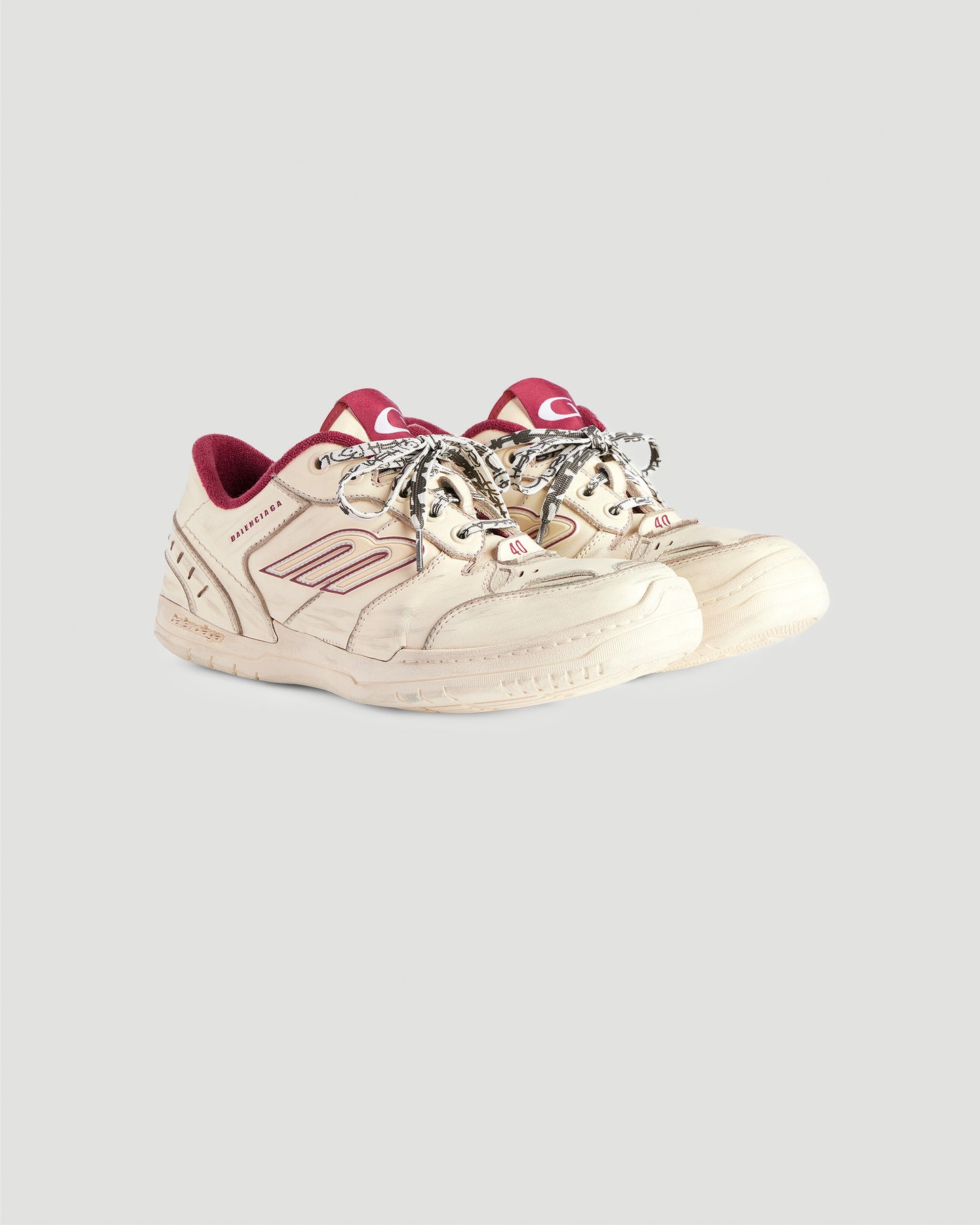 Hamptons Medium Worn-Out Sneaker in Off White And Red