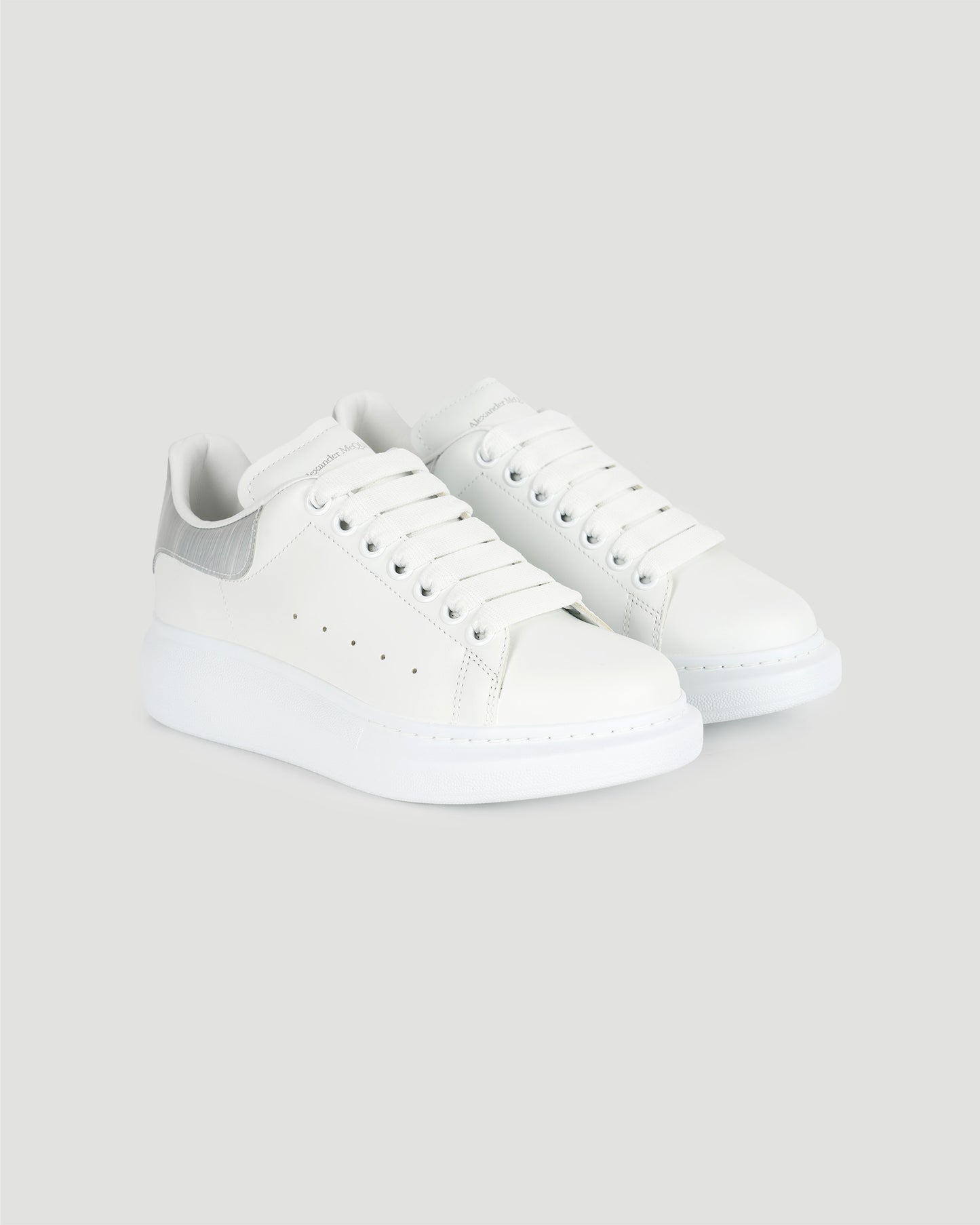 OVERSIZED SNEAKER IN WHITE AND SILVER
