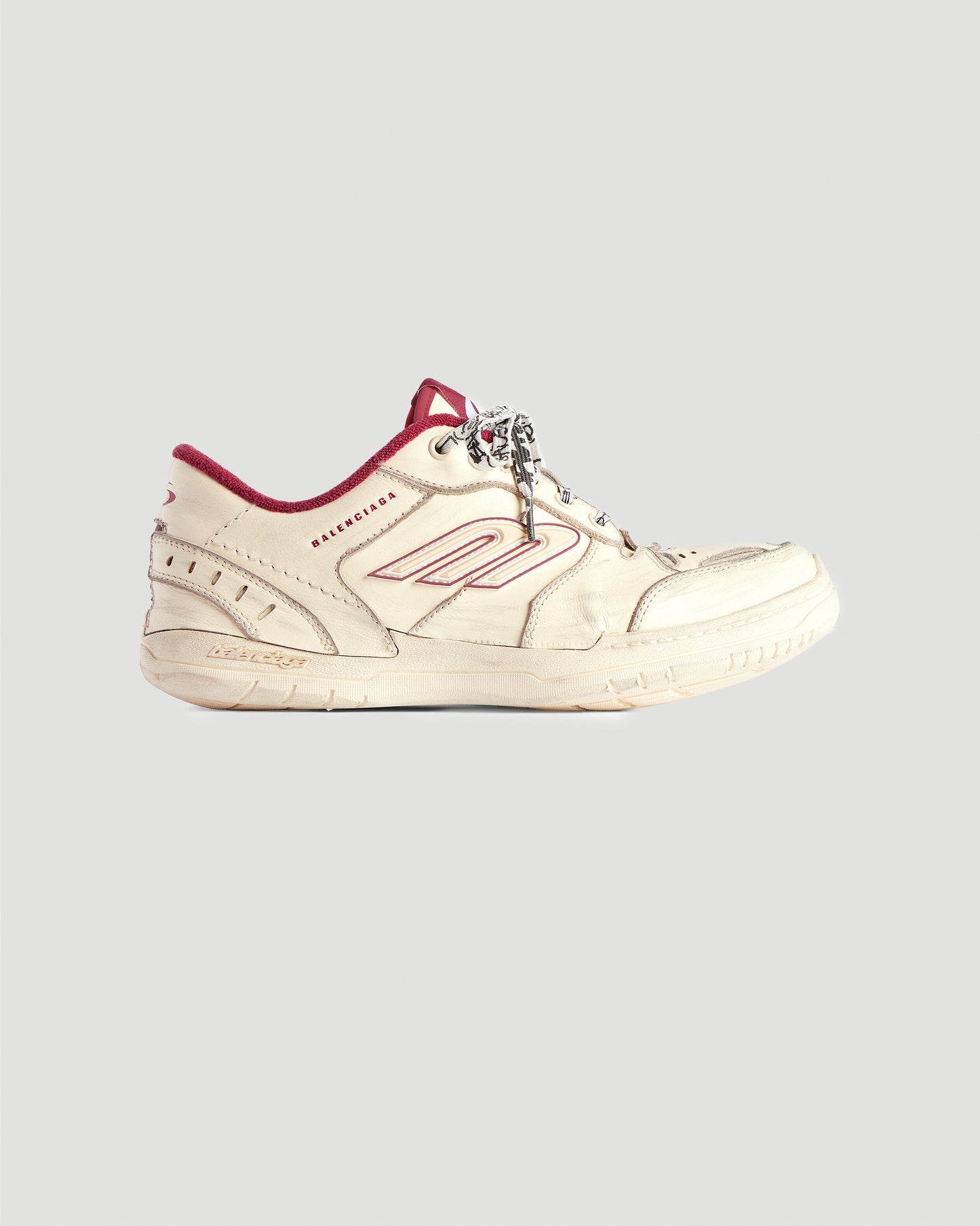 Hamptons Medium Worn-Out Sneaker in Off White And Red