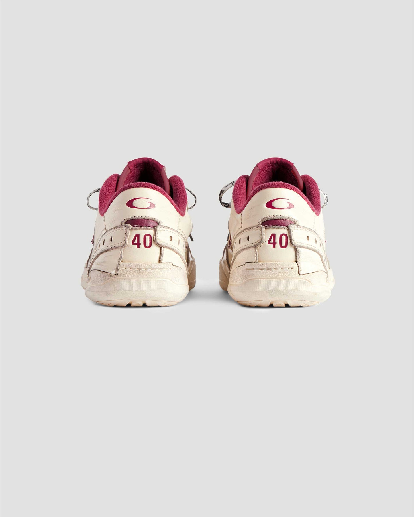 Hamptons Medium Worn-Out Sneaker in Off White And Red