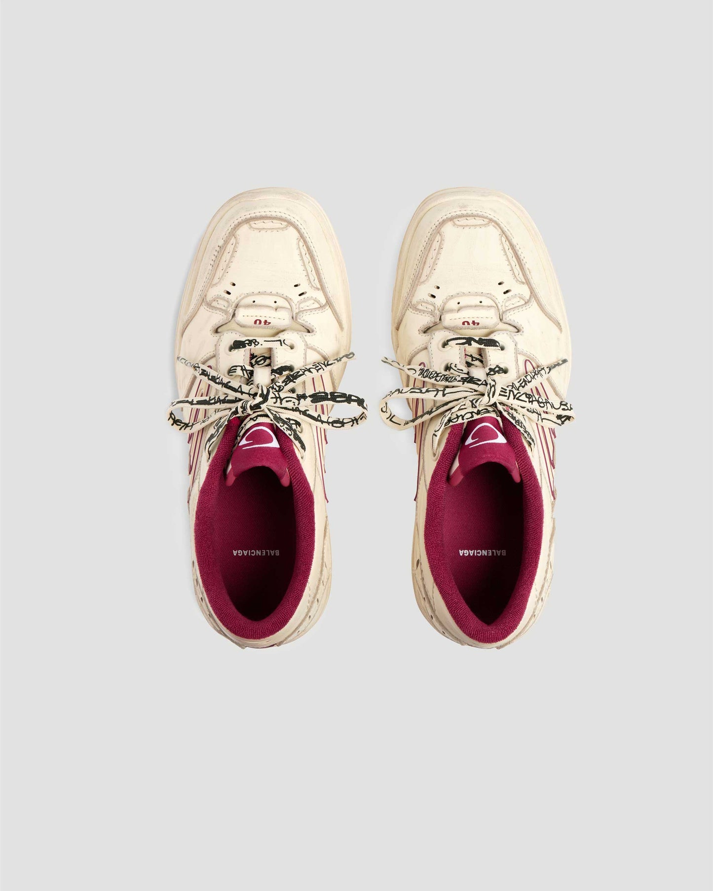 Hamptons Medium Worn-Out Sneaker in Off White And Red