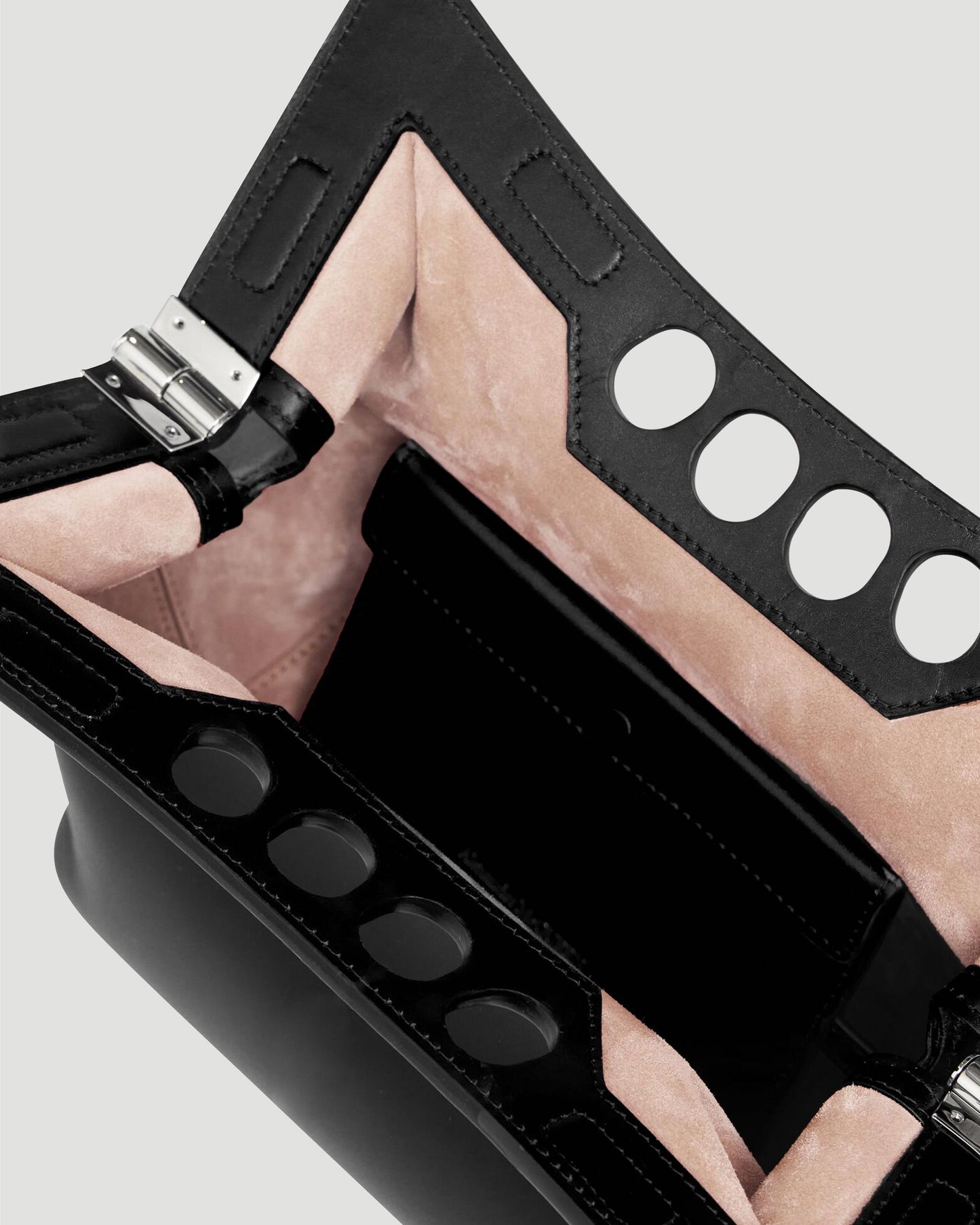 THE PEAK BAG IN BLACK